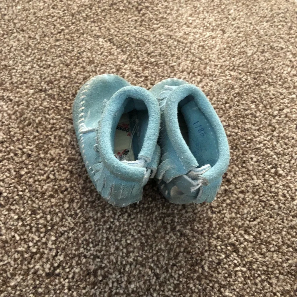 Minnetonka baby infant size 3 blue suede leather fringe booties shoes moccasins